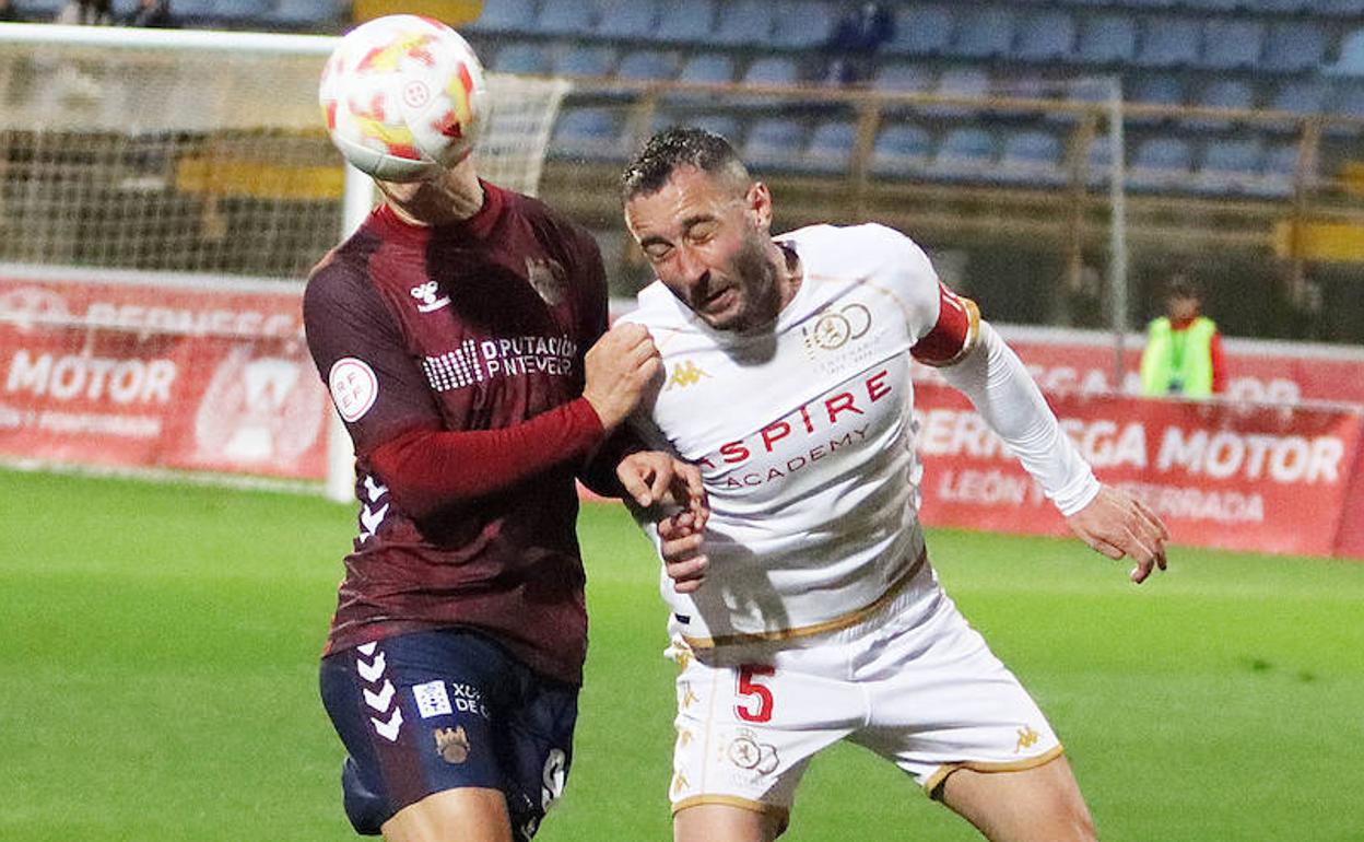 Jon Ander Amelibia se muestra como inamovible en la defensa leonesa.