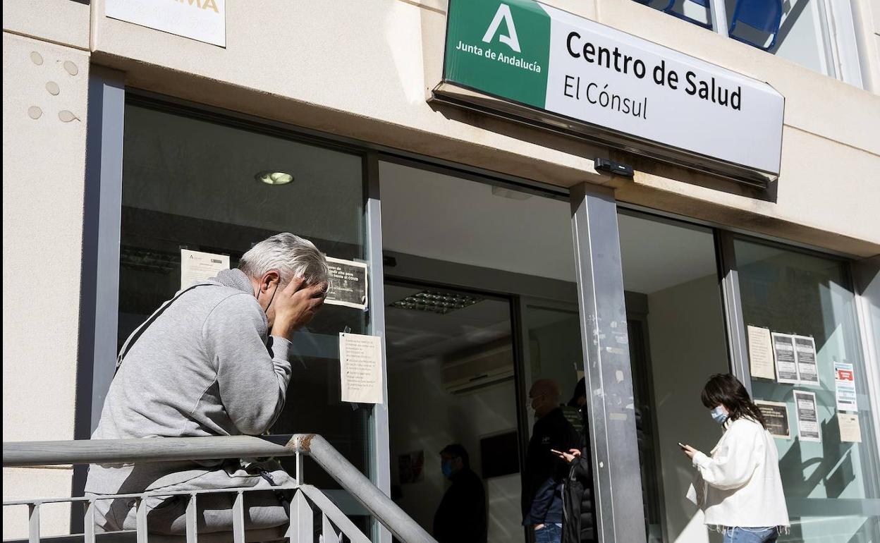 Dos personas esperan para pedir cita en un centro de atención primaria de Málaga.