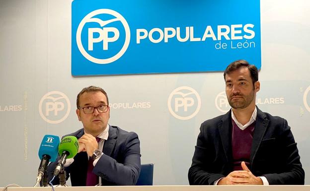 Ricardo Gavilanes y David Fernández, durante la rueda de prensa en León. 