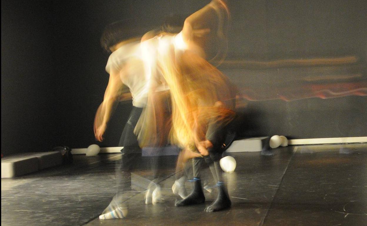 El aula de artes del cuerpo de la Ule oferta un taller de 'Contact Improvisation'