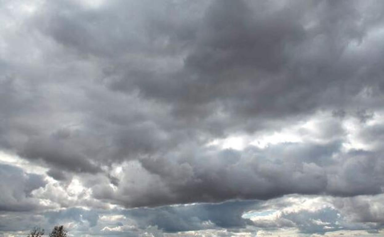 Los cielos cubiertos se mantienen en toda la provincia durante este martes. 
