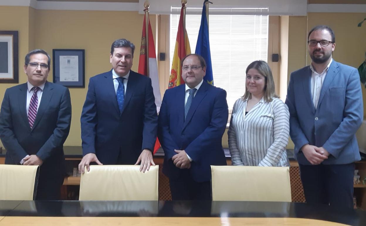 Encuentro entre representantes del Ayuntamiento de La Bañeza y el consejero de Industria, Carlos Fernández Carriedo.