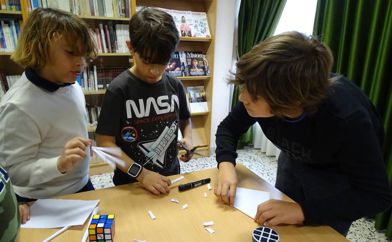 Tres alumnos en el taller para alumnos con altas capacidades 'Mundo matemágico' en Peñacorada.