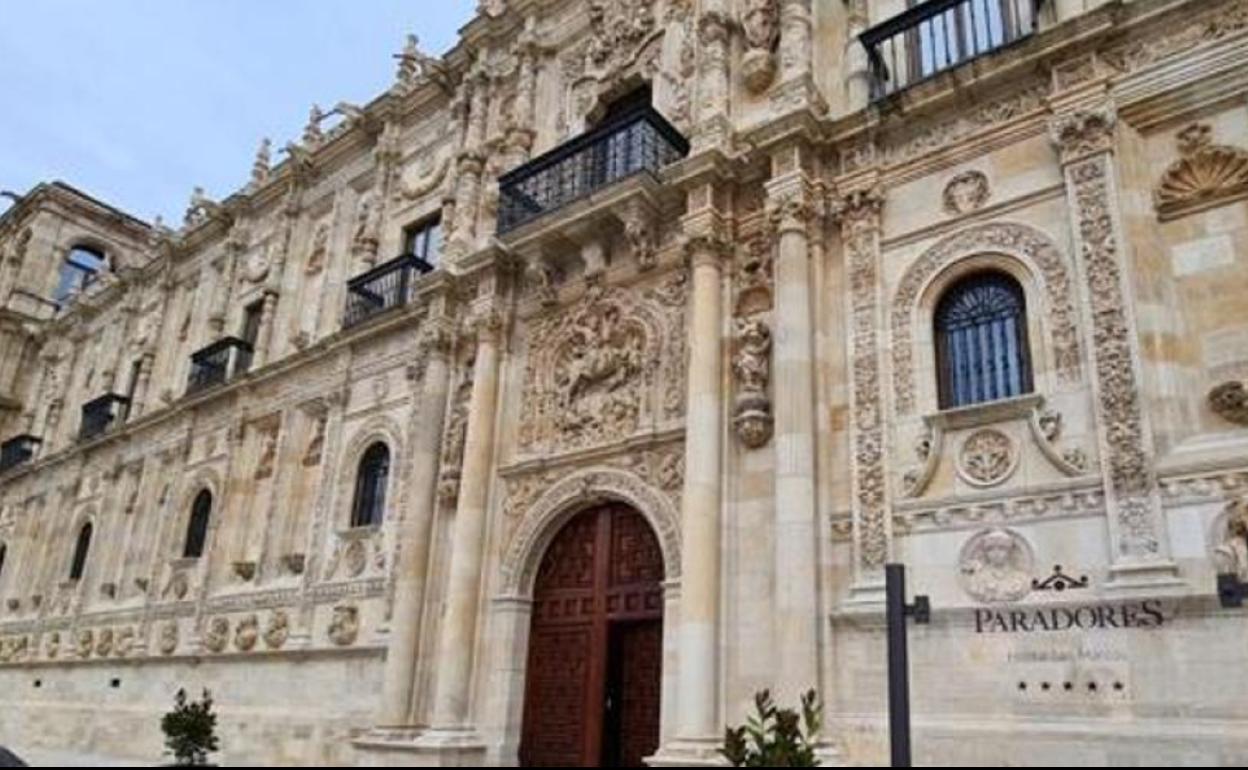 Fachada del Parador de San Marcos.