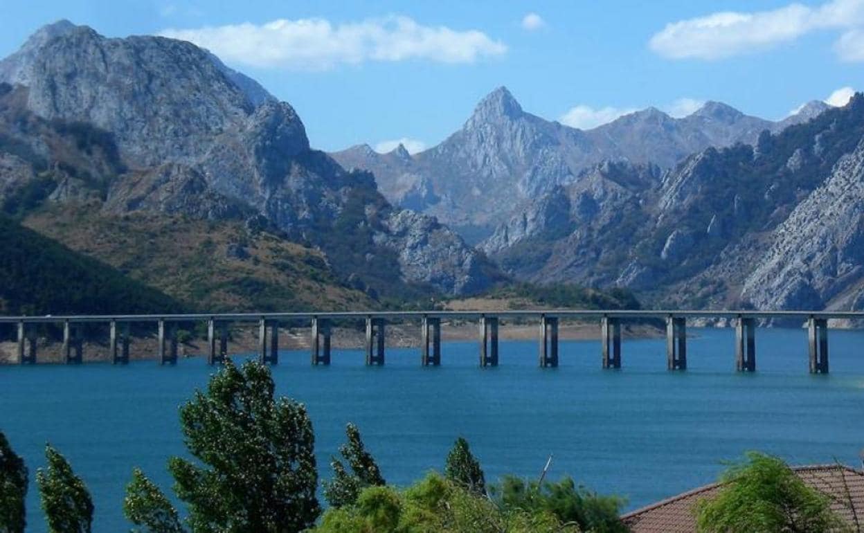 El pantano de Riaño podrá regar esta zona del sector con un sistema modernizado.