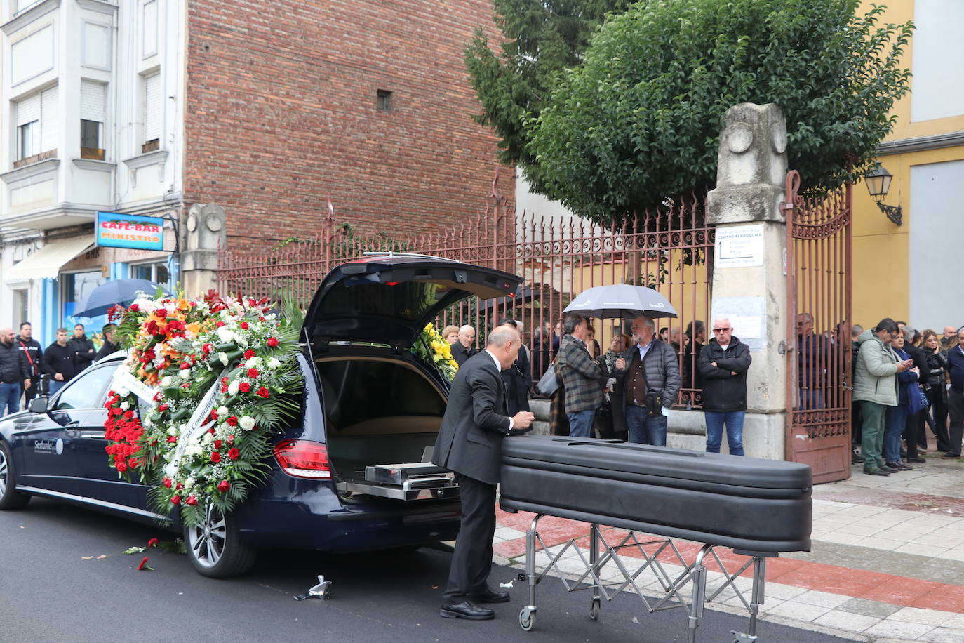 La misa funeral se ha celebrado a las 13.00 horas en la Iglesia de San Francisco de La Vega de la capital leonesa.