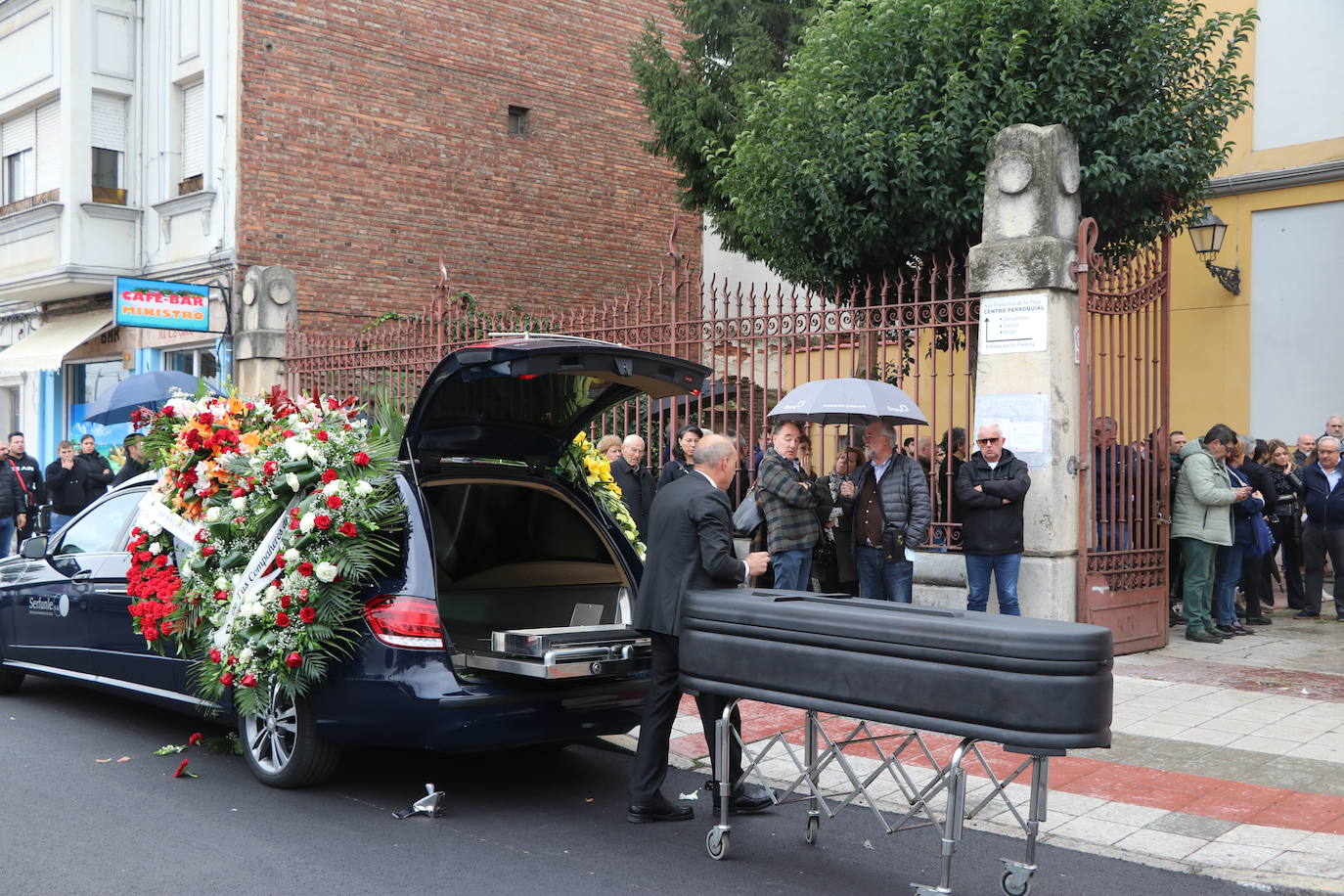 La misa funeral se ha celebrado a las 13.00 horas en la Iglesia de San Francisco de La Vega de la capital leonesa.