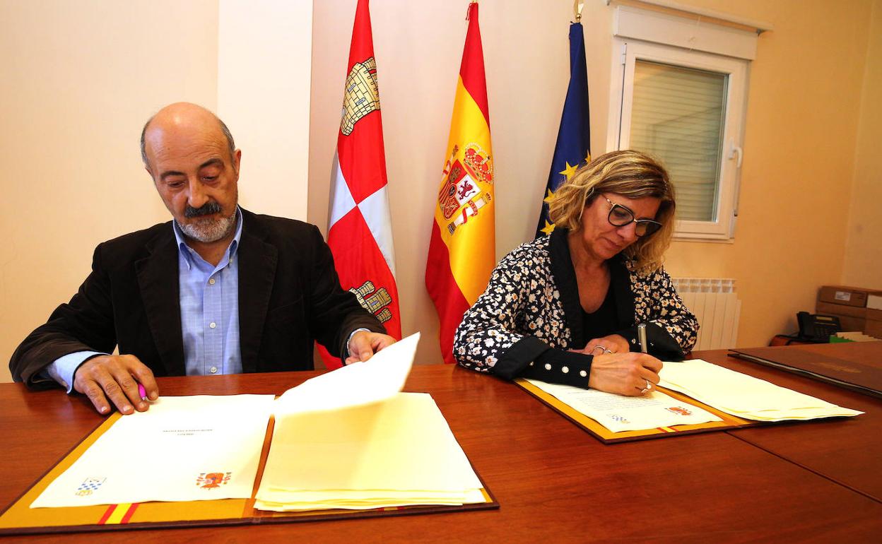 Firma del convenio para la mejora de la playa fluvial de Bárcena de la Abadía.