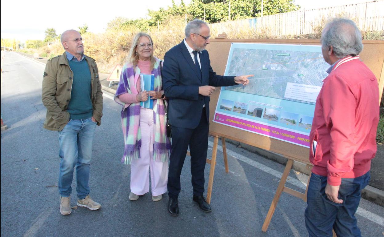 El alcalde presentó las obras de soterramiento de la línea de alta tensión que sobrevuela el barrio de Cuatrovientos. 