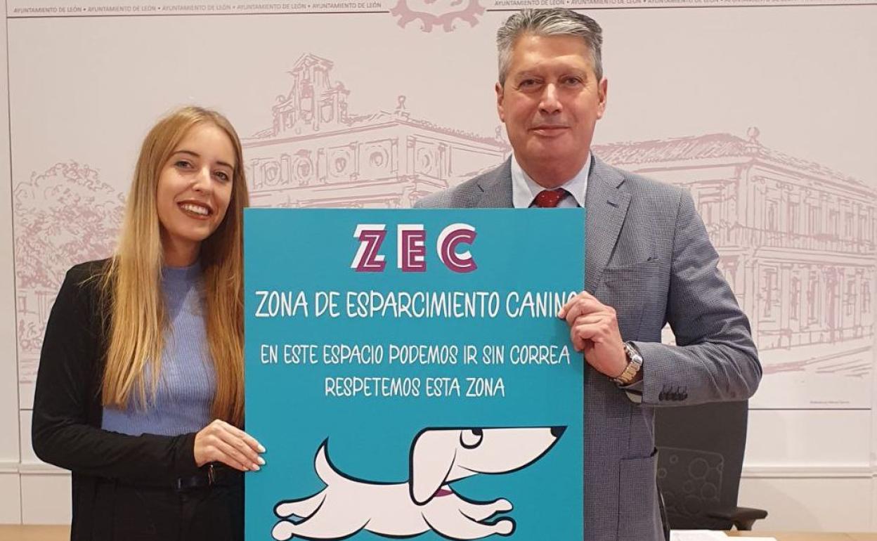 El concejal de Desarrollo Urbano del Ayuntamiento de León, Luis Miguel García Copete, junto a Amanda González de la UTE Infraestructura Verde de León, han presentado esta mañana, en rueda de prensa la nueva imagen de la cartelería de las Zonas de Esparcimiento Canino (ZEC) y zonas de tránsito.