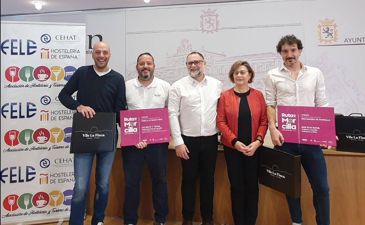 Los ganadores junto con la concejala de Acción y Promoción Cultural, Evelia Fernández, y presidente de la Asociación de Hostelería de León, Óscar García, en la entrega de los premios de la II Ruta de la Morcilla. 