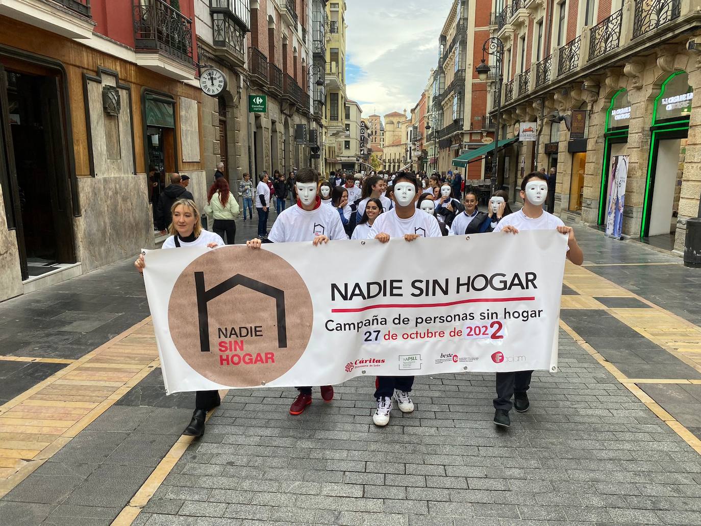 El acto 'Fuera de cobertura' que se ha celebrado este jueves en León dentro de la campaña 'Nadie Sin Hogar 2022'.