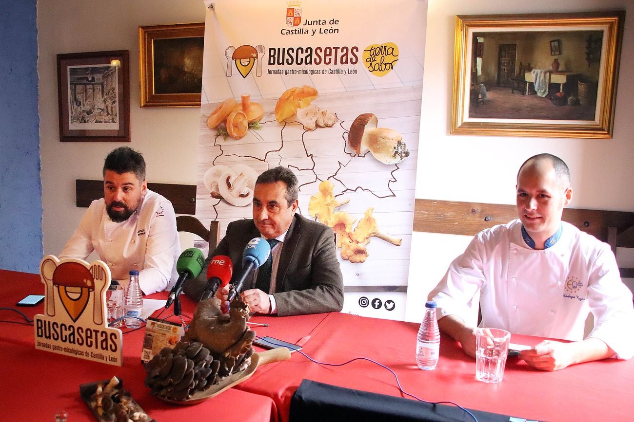 El director general del Instituto Tecnológico Agrario de Castilla y León (Itacyl), Rafael Sáez (C), y el delegado de organización de Euro-Toques Castilla y León, Jesús Serrano (I), presentan las jornadas 'Buscasetas Tierra de Sabor 2022'. 