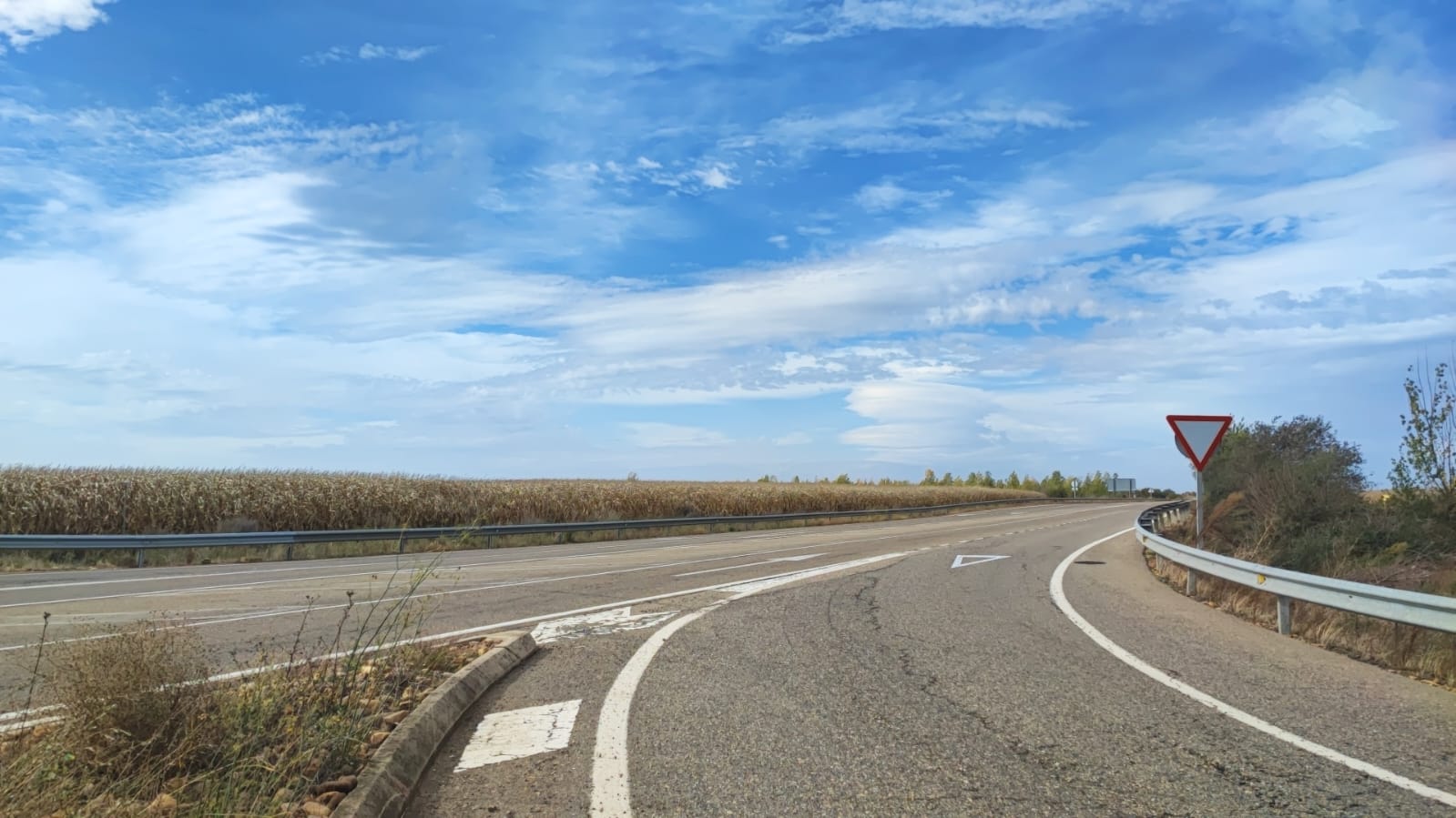 Accidente entre un camión y un turismo se salda con dos heridos 