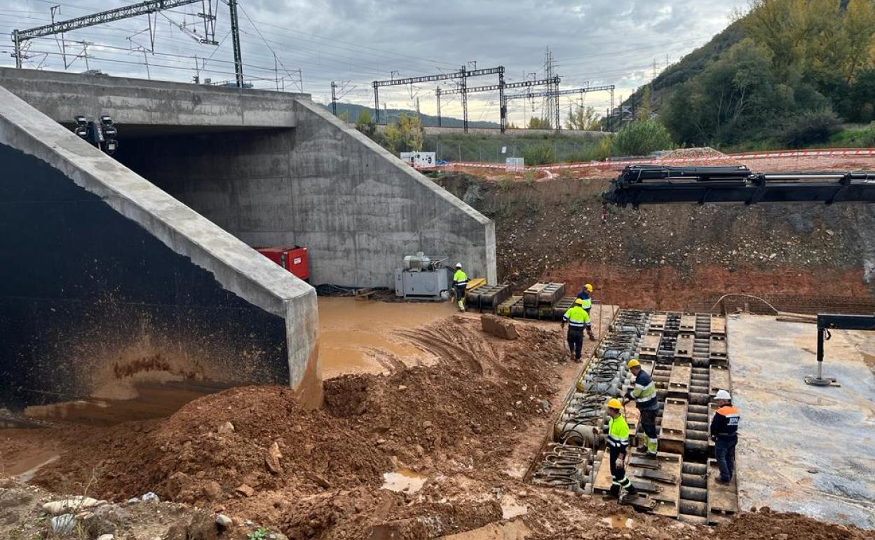 El nuevo paso bajo la línea del AVE en La Robla estará terminado a principios de 2023. En la imagen, las obras en el tramo.