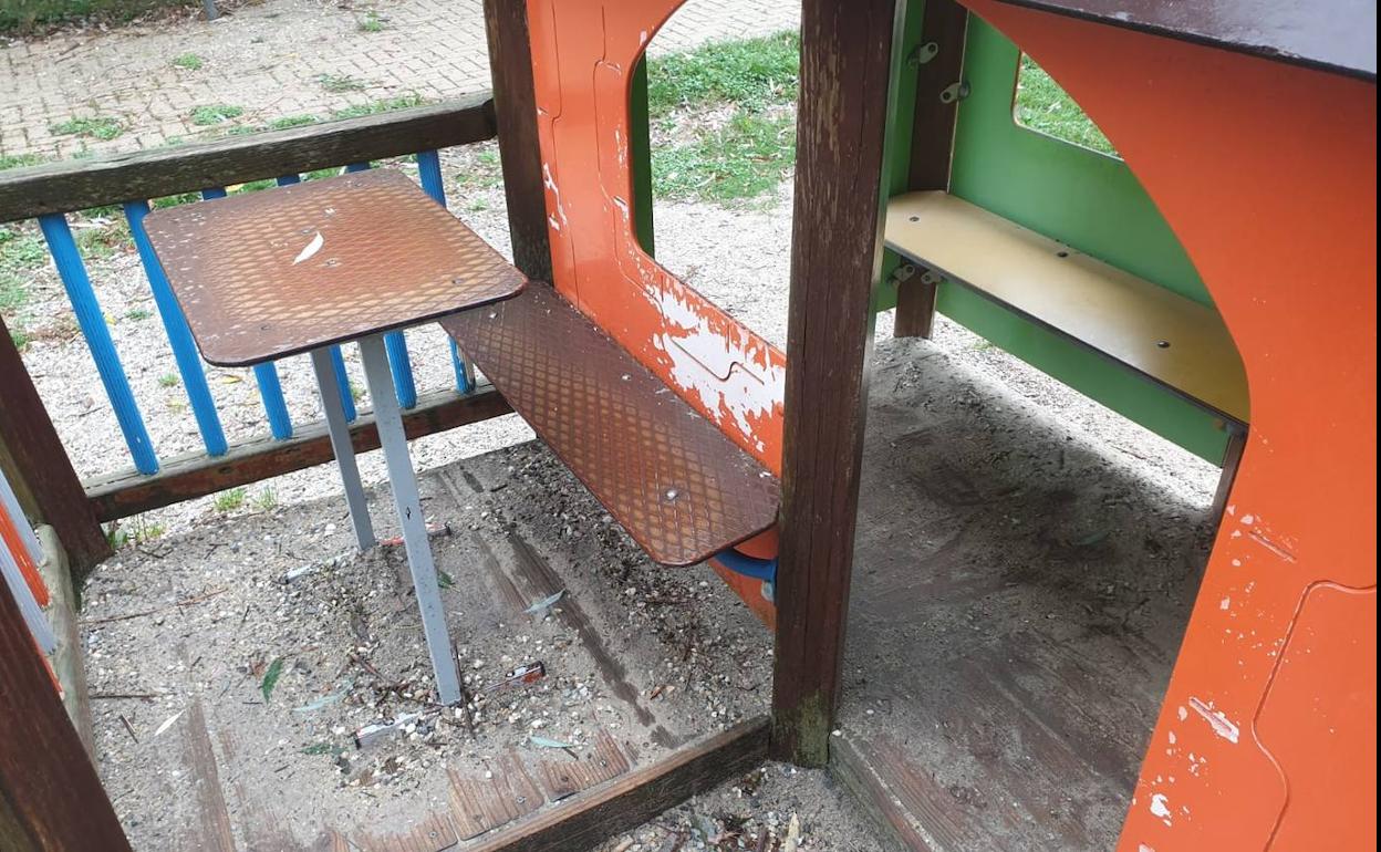 Una imagen del estado del parque infantil de Cistierna.