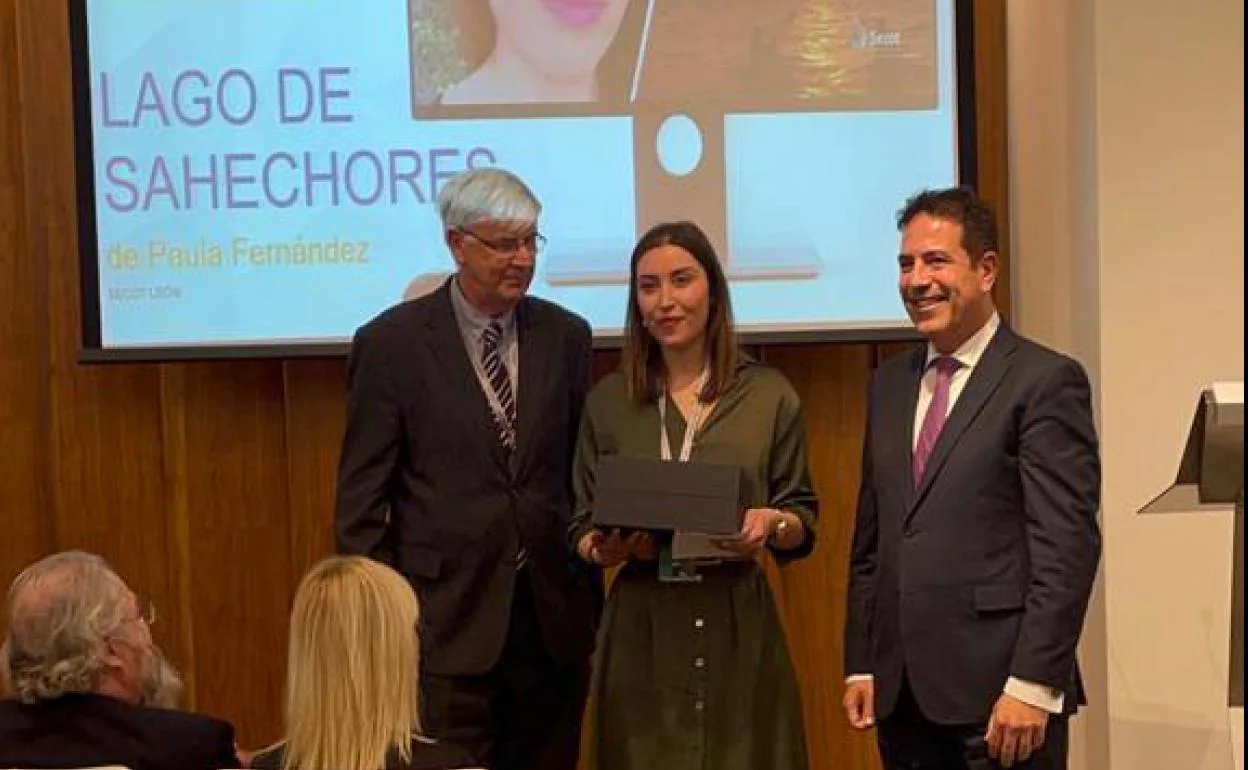 La leonesa Paula Fernández recogiendo su premio SECOT Excelencia-Fundación Repsol en la categoría de 'Mujer Emprendedora'.