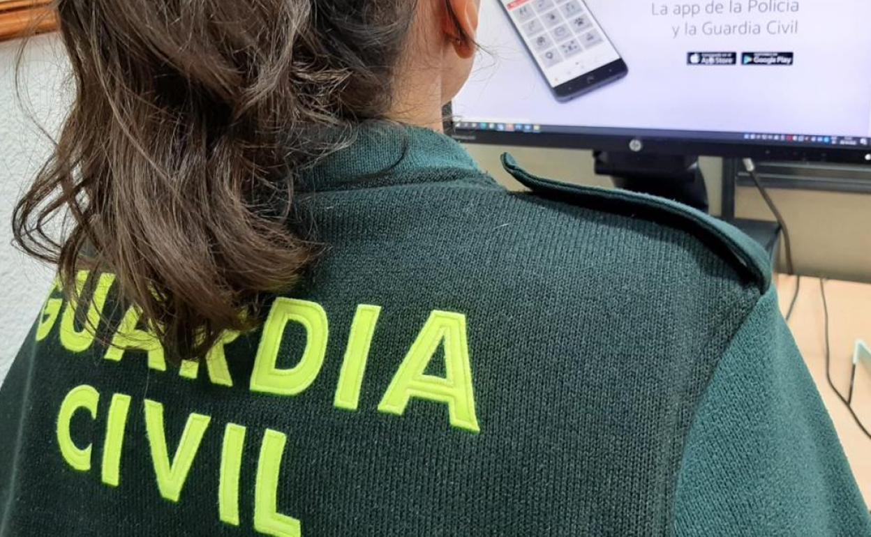 Imagen de una guardia civil en su puesto de trabajo. 