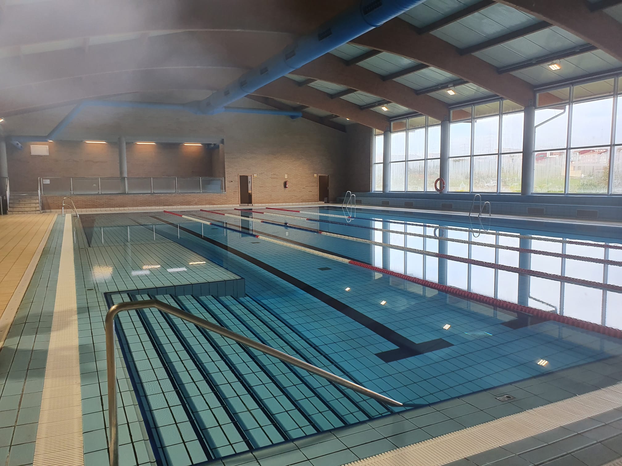 Imagen. Piscina del Polideportivo de Navatejera.