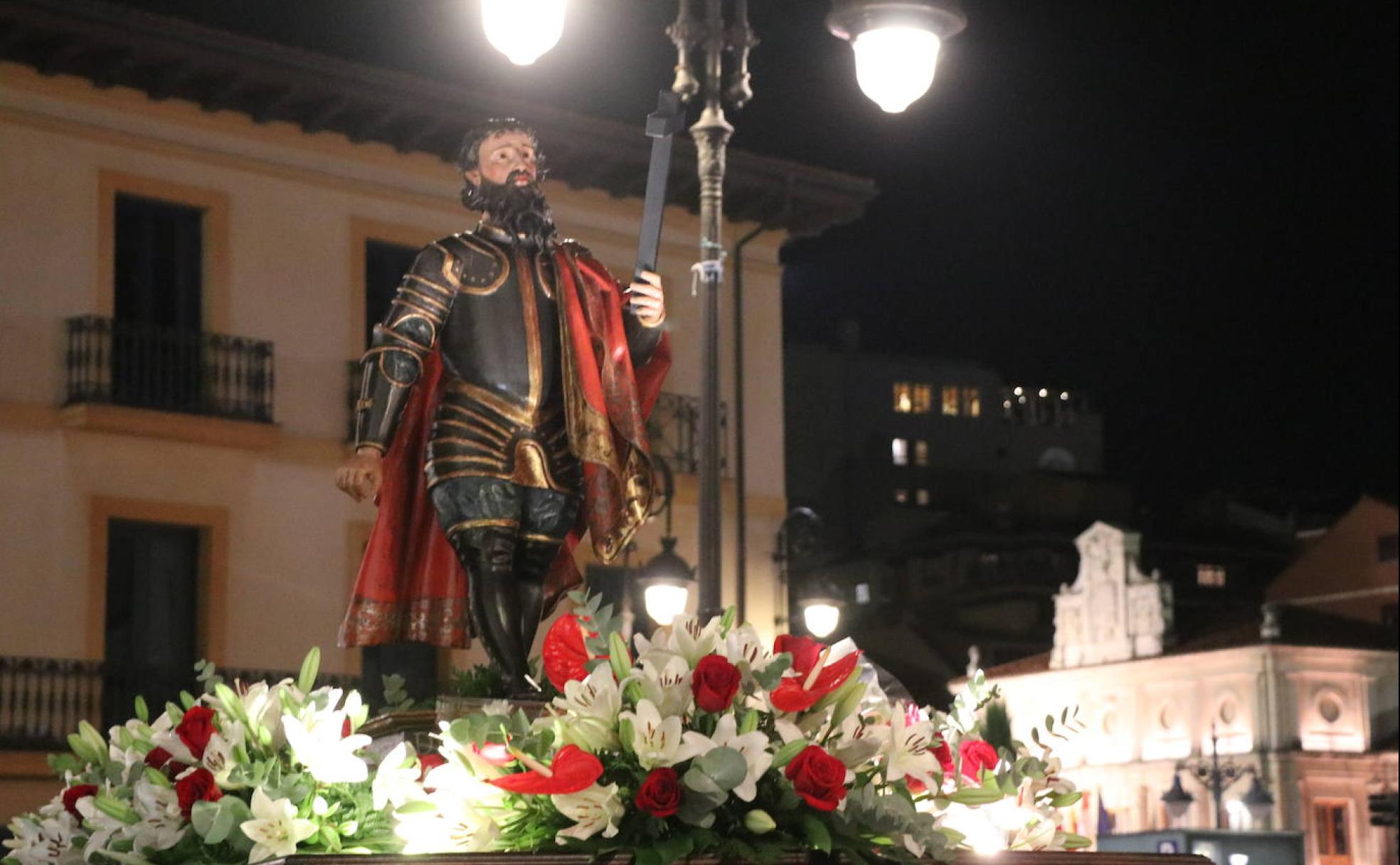 La imagen de San Marcelo pasea por las calles de León ante la presencia de cientos de personas.