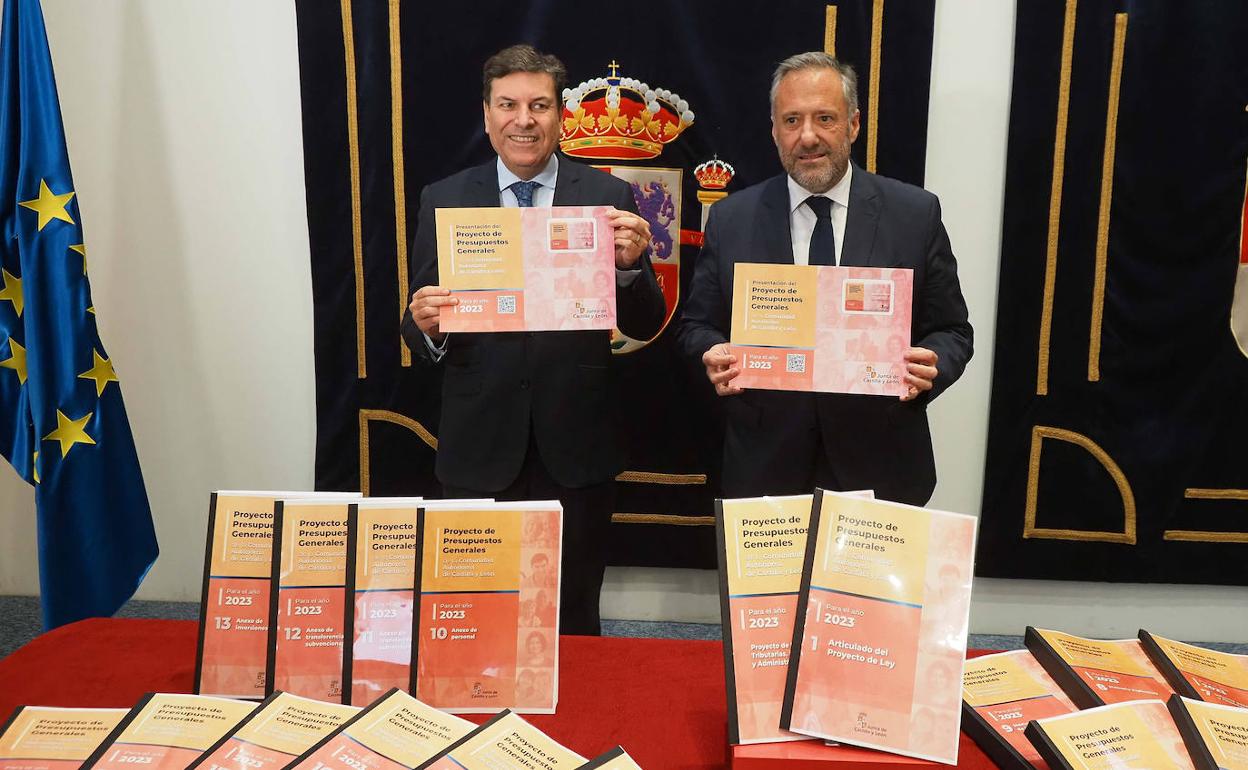 El presidente de las Cortes de Castilla y León, Carlos Pollán, recibe de manos del consejero de Economía y Hacienda, Carlos Fernández Carriedo, los Presupuestos Generales de la Comunidad para 2023