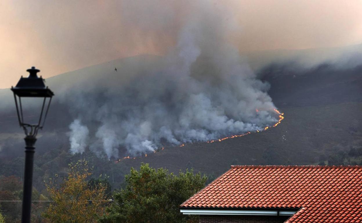 Imágenes del incendio de Mazcuerras, este viernes por la mañana.