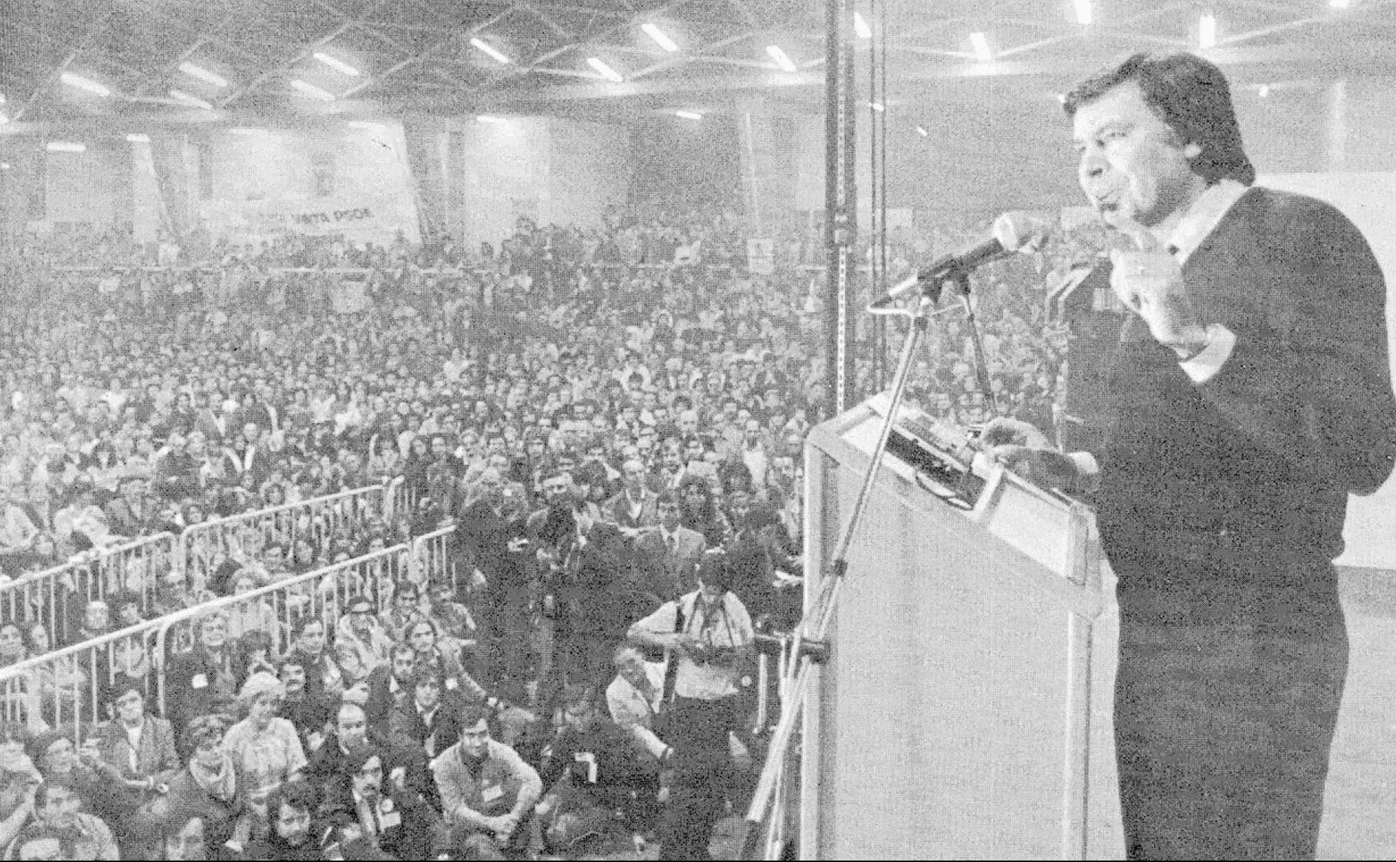 Felipe González, durante el mitin celebrado en León. La fotografía fue publicado por el periódico La Hora Leonesa y realizada por el fotógrafo César.