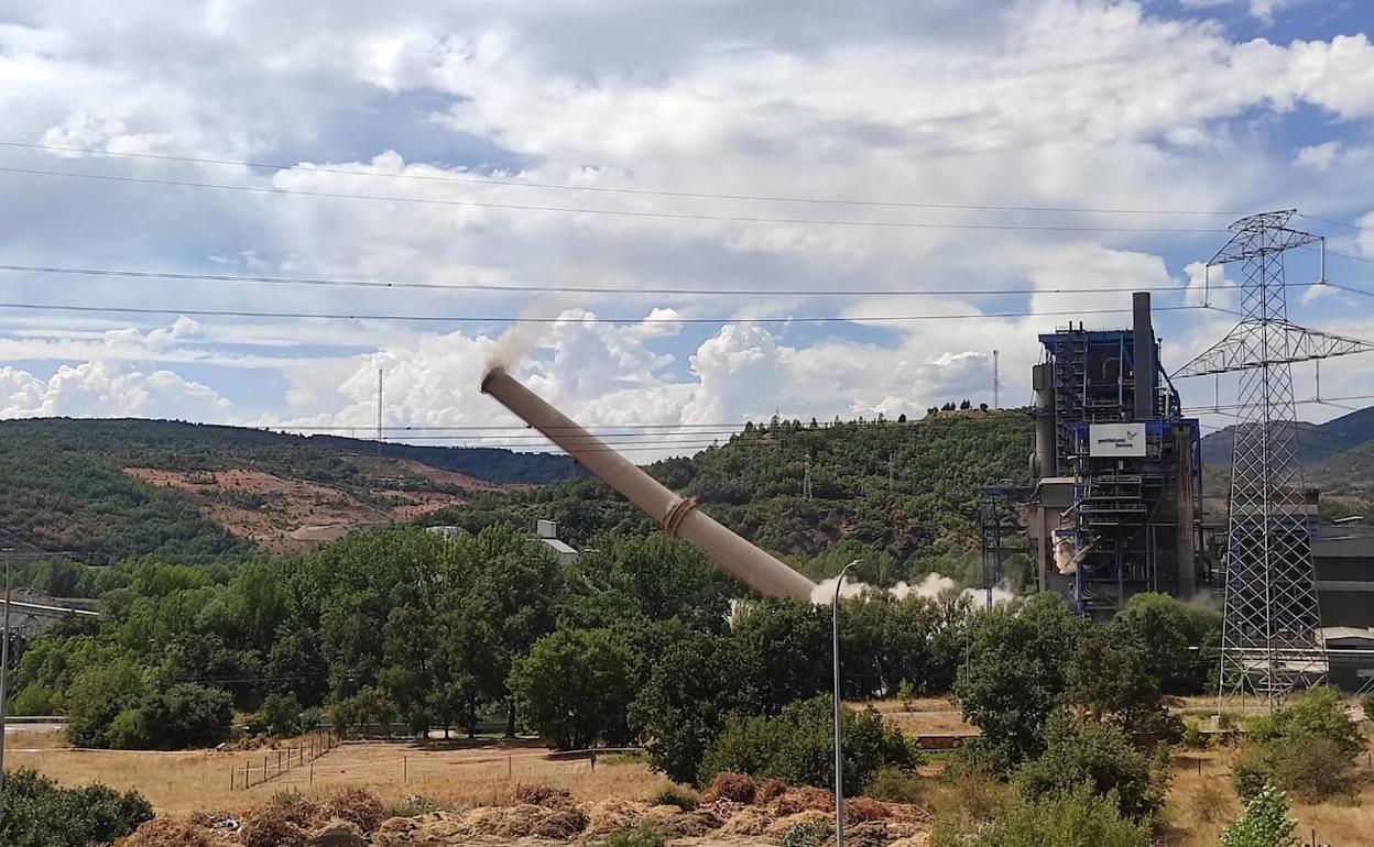 Derrumbe programado de la última chimenea de la antigua central térmica de La Robla