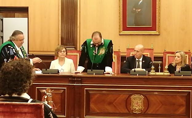 Uno de los tunos, durante su intervención en el salón de plenos del Ayuntamiento. 
