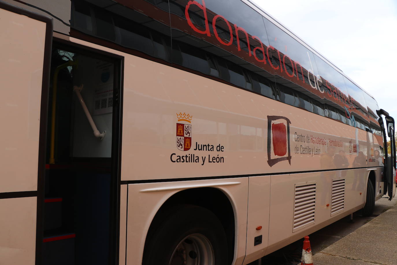 El autobús de los donantes de sangre recorre esta semana el campus de Vegazana con el objetivo de conseguir a nivel nacional más de 10.000 donaciones | La mayoría de personas que se acercan son estudiantes universitarios que tienen su primer contacto con las donaciones .