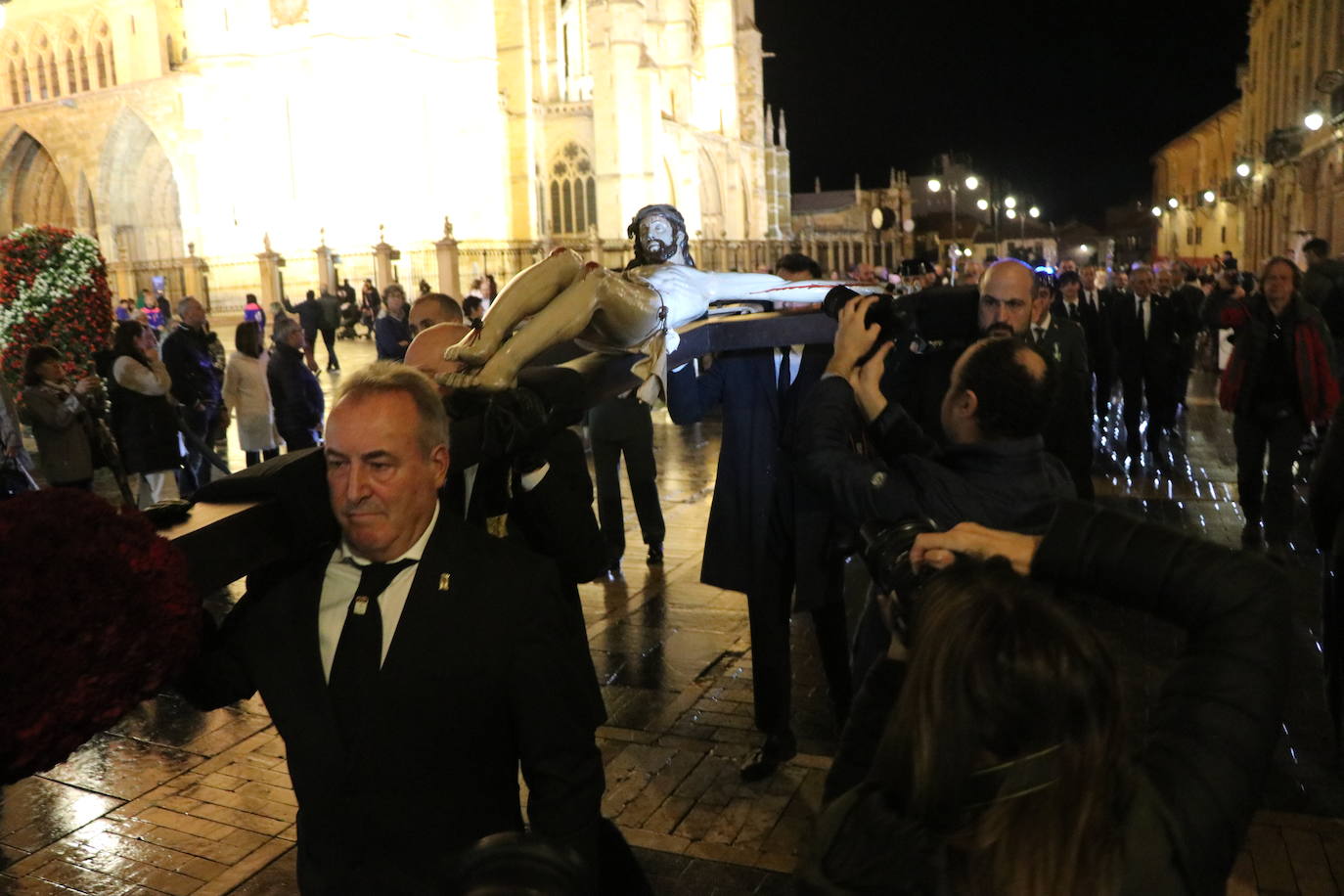 Fotos: Traslado procesional del Santo Cristo del Desenclavo