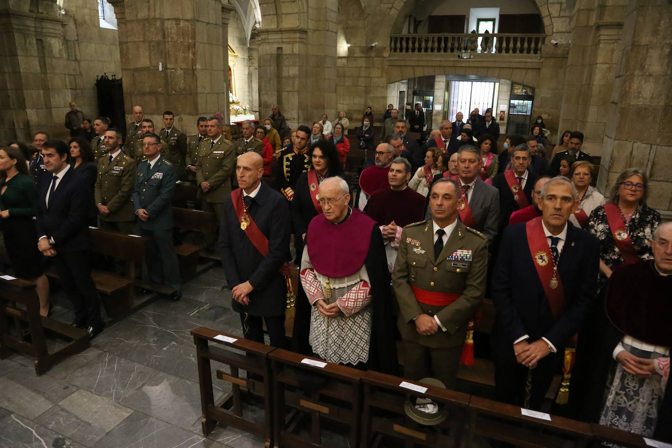 La corporación municipal del Ayuntamiento de León, encabezada por el alcalde, José Antonio Diez, ha celebrado la mañana de este viernes la festividad con una misa solemne celebrada en la Iglesia de San Marcelo 