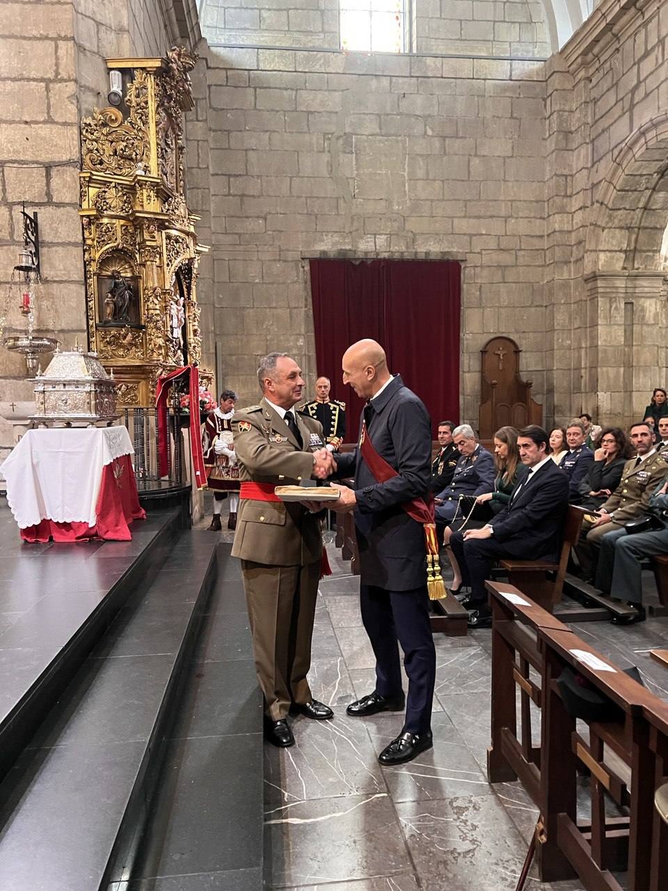 La corporación municipal del Ayuntamiento de León, encabezada por el alcalde, José Antonio Diez, ha celebrado la mañana de este viernes la festividad con una misa solemne celebrada en la Iglesia de San Marcelo 
