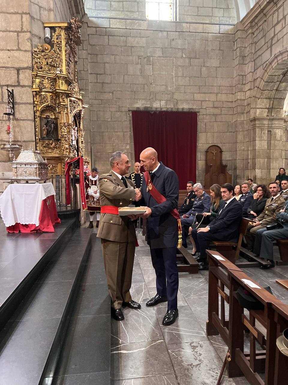 La corporación municipal del Ayuntamiento de León, encabezada por el alcalde, José Antonio Diez, ha celebrado la mañana de este viernes la festividad con una misa solemne celebrada en la Iglesia de San Marcelo 