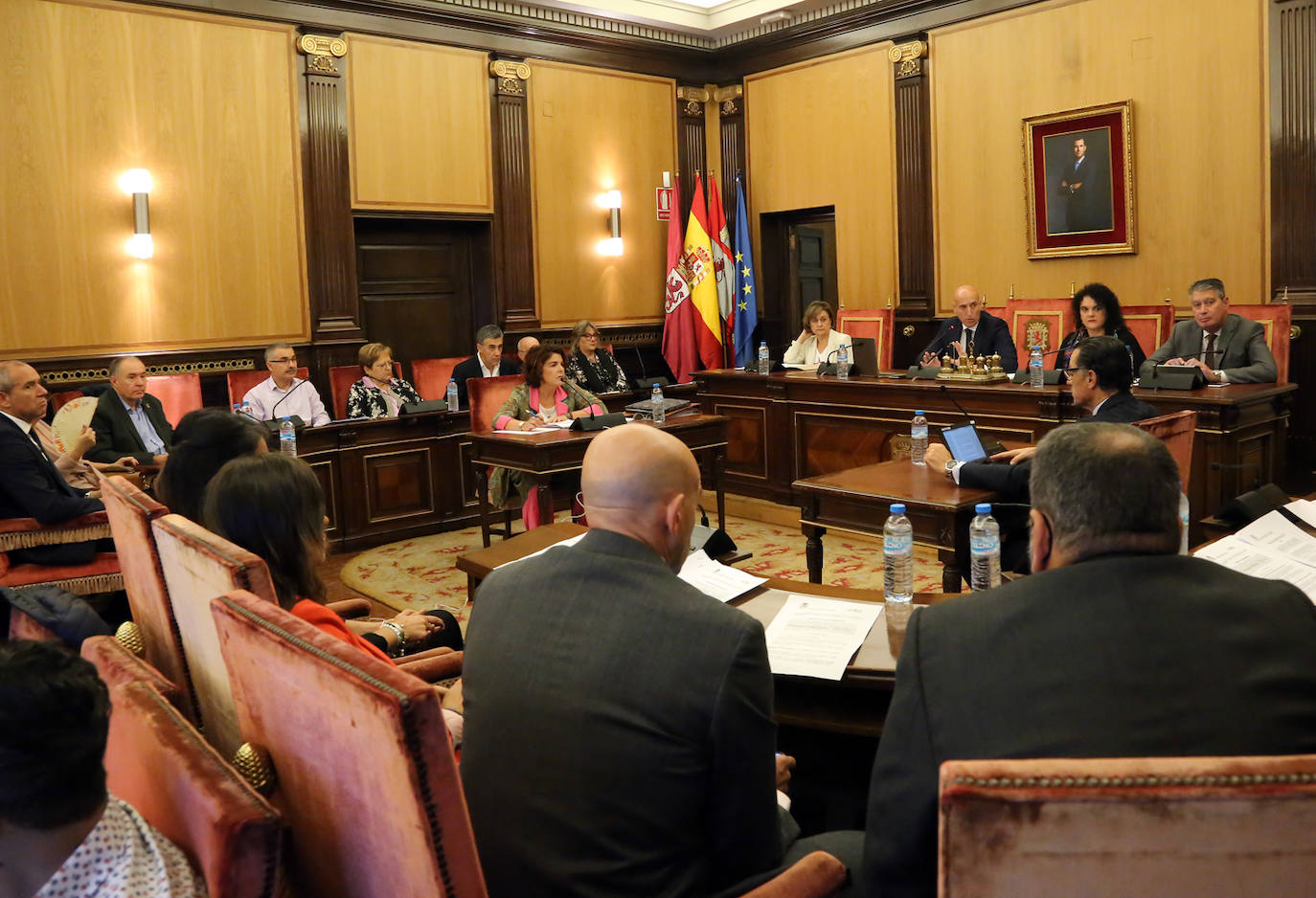 El alcalde de León, José Antonio Diez, preside el Pleno ordinario del Ayuntamiento de León