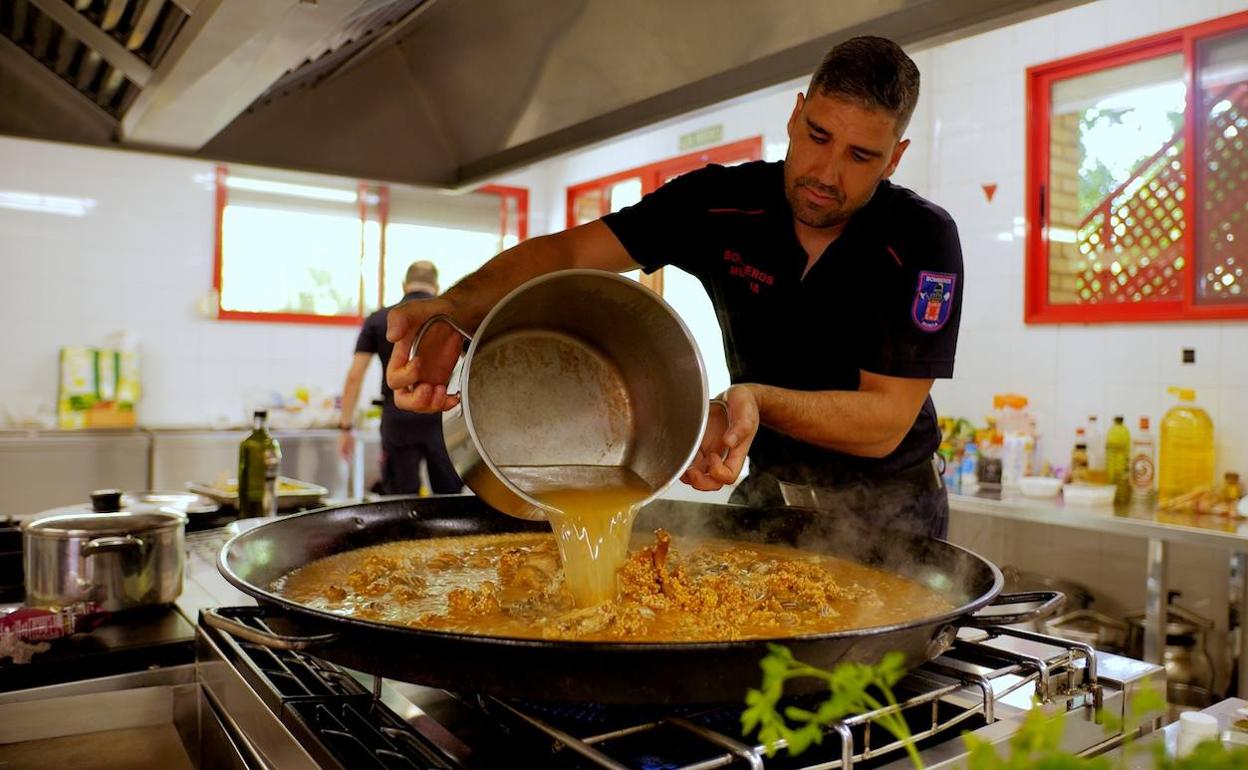 Uno de los platos que preparan en el parque de bomberos de Albacete.