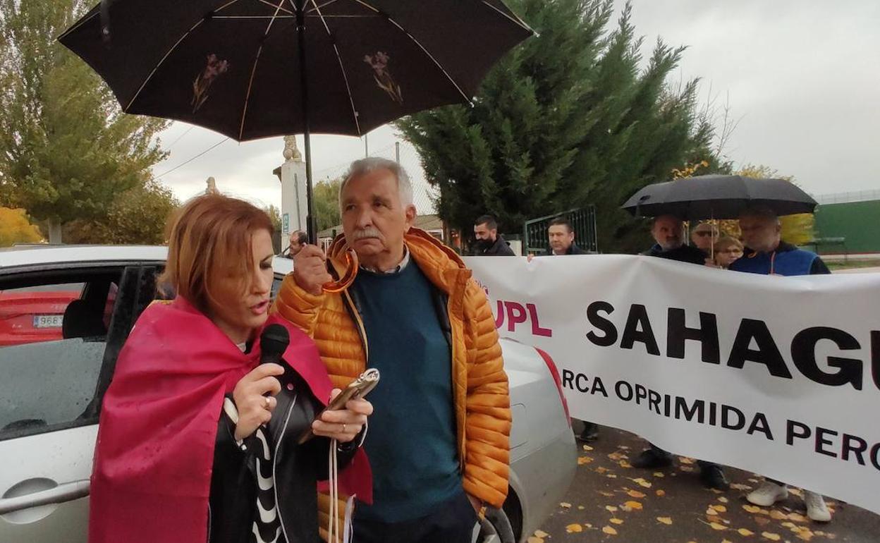 Lectura del manifiesto bajo la lluvia en Sahagún.
