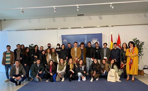 Foto de familia de los participantes en la visita a las Cortes.