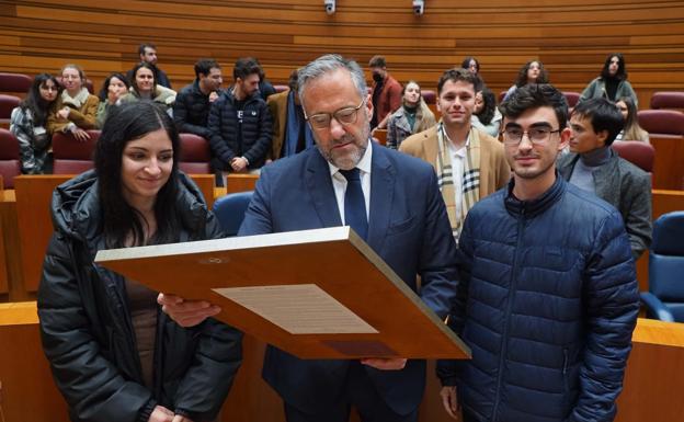 Pollán recibe un recuerdo de los alumnos de ambos grados.