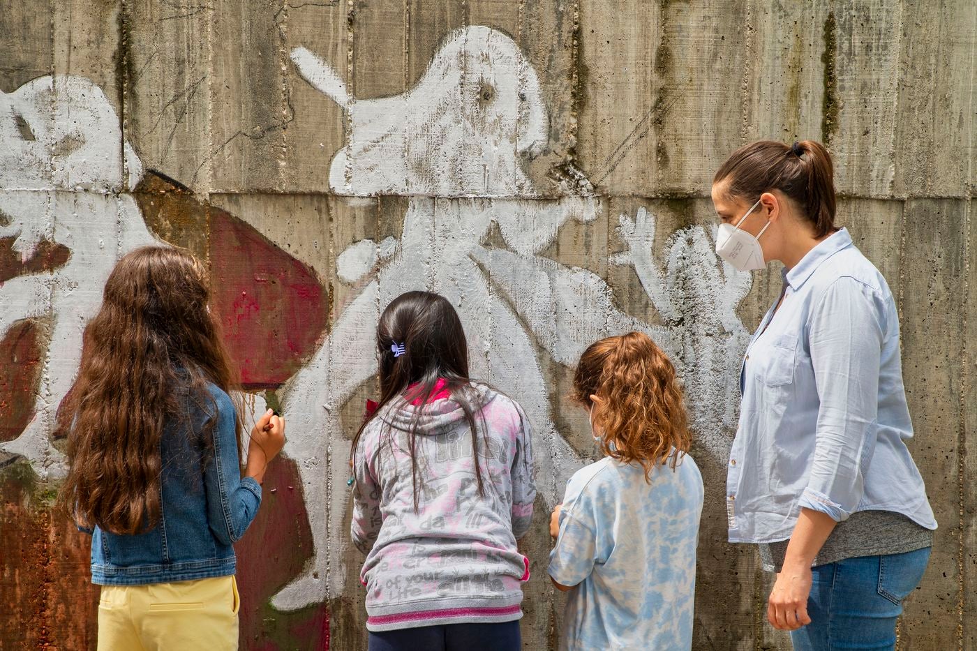 El artista fue un asiduo de los talleres de muralismo, ilustración y cómic que organizados por el Instituto Leonés de Cultura llevaron durante años la obra de Lolo por todos los rincones de la provincia | Casi 300 murales que realizó con los vecinos de los pueblos desde 2013 protegen la obra del artista que fallecía este mes de octubre.