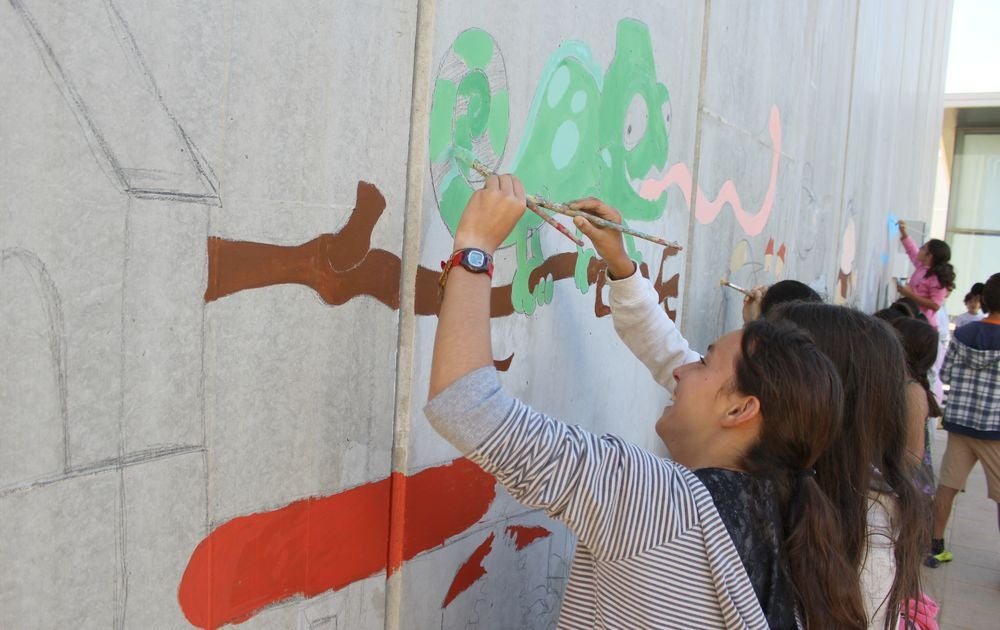 El artista fue un asiduo de los talleres de muralismo, ilustración y cómic que organizados por el Instituto Leonés de Cultura llevaron durante años la obra de Lolo por todos los rincones de la provincia | Casi 300 murales que realizó con los vecinos de los pueblos desde 2013 protegen la obra del artista que fallecía este mes de octubre.