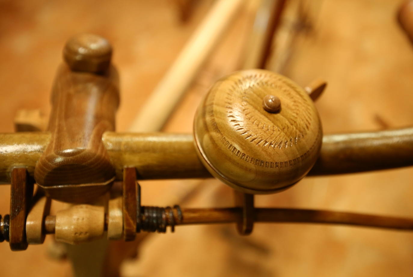 El artesano José Pérez Puerto elabora en su taller del municipio berciano de Cabañas Raras una réplica única en el mundo de la mítica bicicleta BH Gacela con todas sus piezas de madera