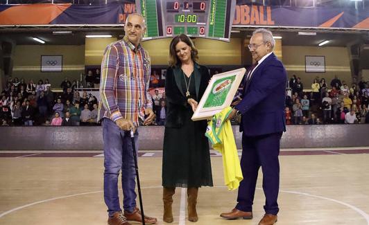 La Cultural entrega una placa a Urbano González, exjugador del Baloncesto León y paciente de ELA.