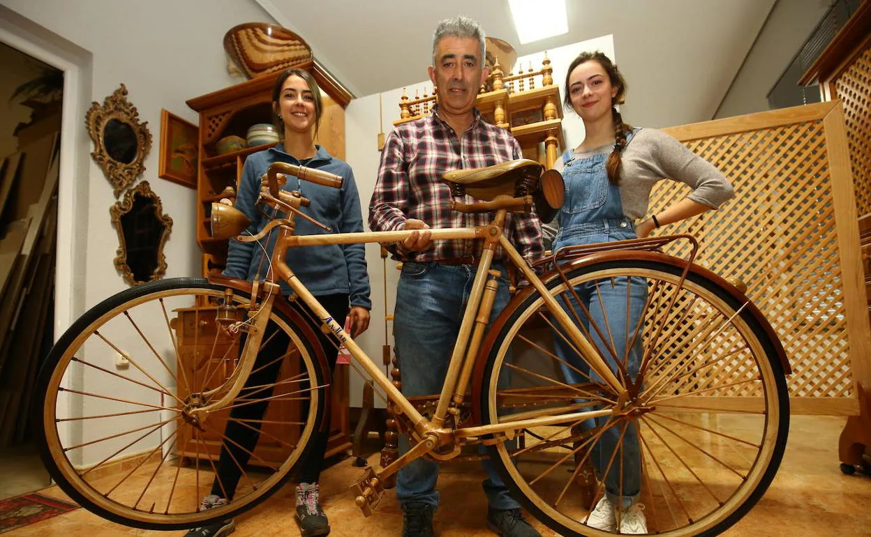 José Pérez, junto a sus hijas Marta (I), y Andrea (D), autores de la reproducción en madera de la mítica bicicleta BH Gacela.