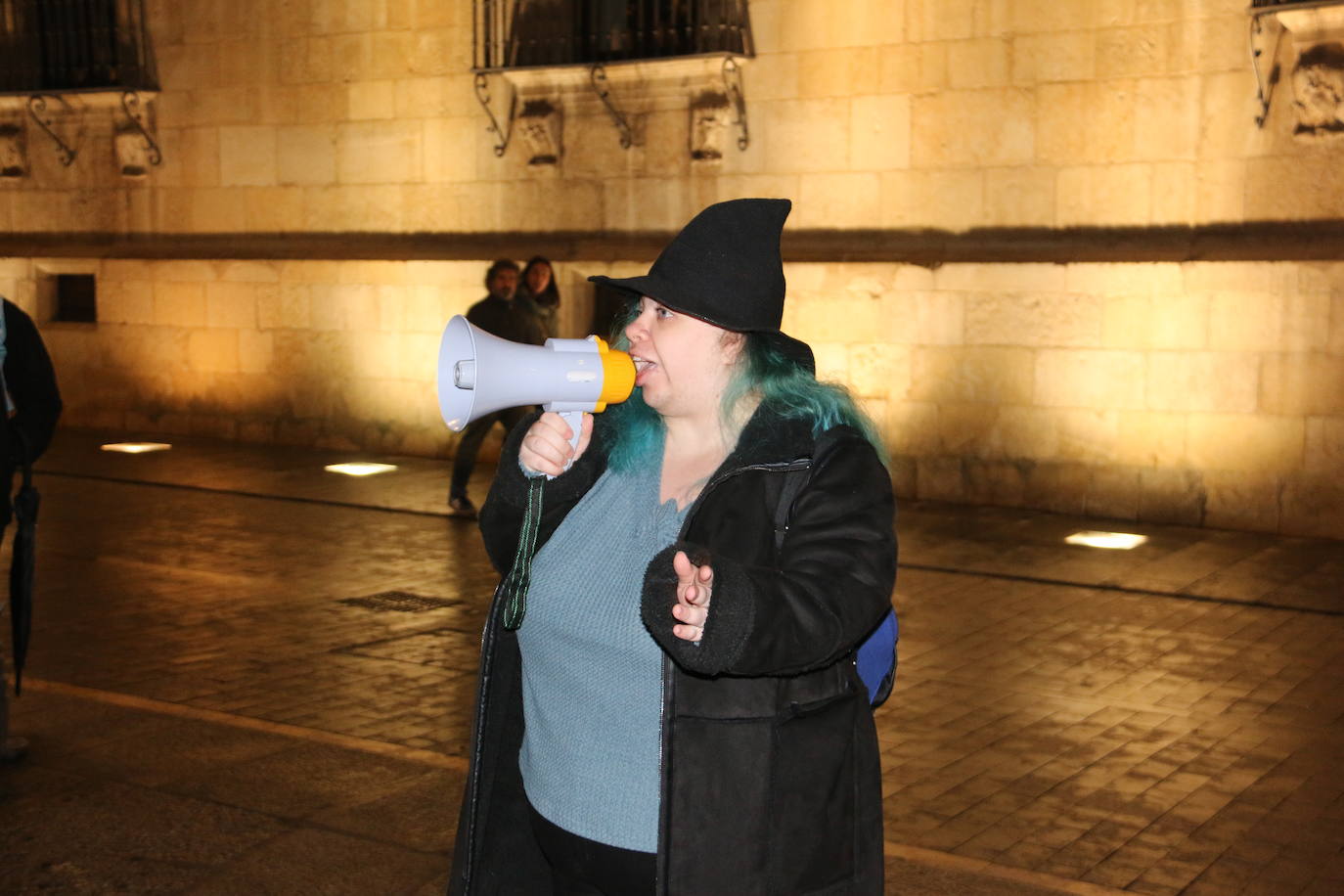 Una veintena de personas se han concentrado frente al Palacio de Botines para reivindicar la aprobación de la Ley Trans, retrasada por las enmiendas del PSOE.