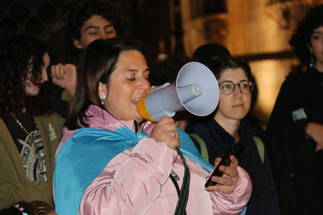 Una veintena de personas se han concentrado frente al Palacio de Botines para reivindicar la aprobación de la Ley Trans, retrasada por las enmiendas del PSOE.