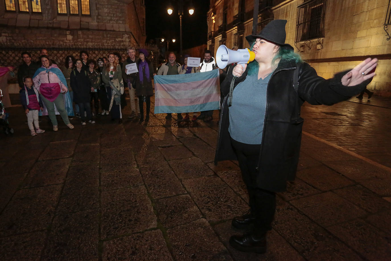 Una veintena de personas se han concentrado frente al Palacio de Botines para reivindicar la aprobación de la Ley Trans, retrasada por las enmiendas del PSOE.