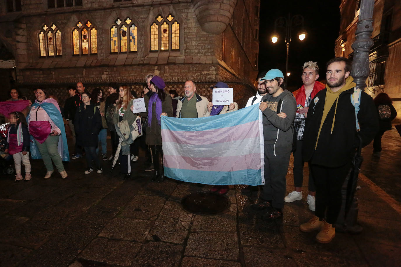 Una veintena de personas se han concentrado frente al Palacio de Botines para reivindicar la aprobación de la Ley Trans, retrasada por las enmiendas del PSOE.