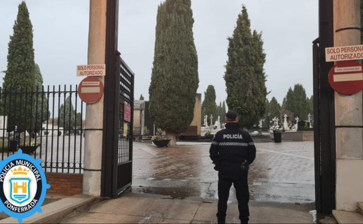 Vigilancia y control del tráfico en el acceso al cementerio de Ponferrada con motivo de la festividad de Todos los Santos.