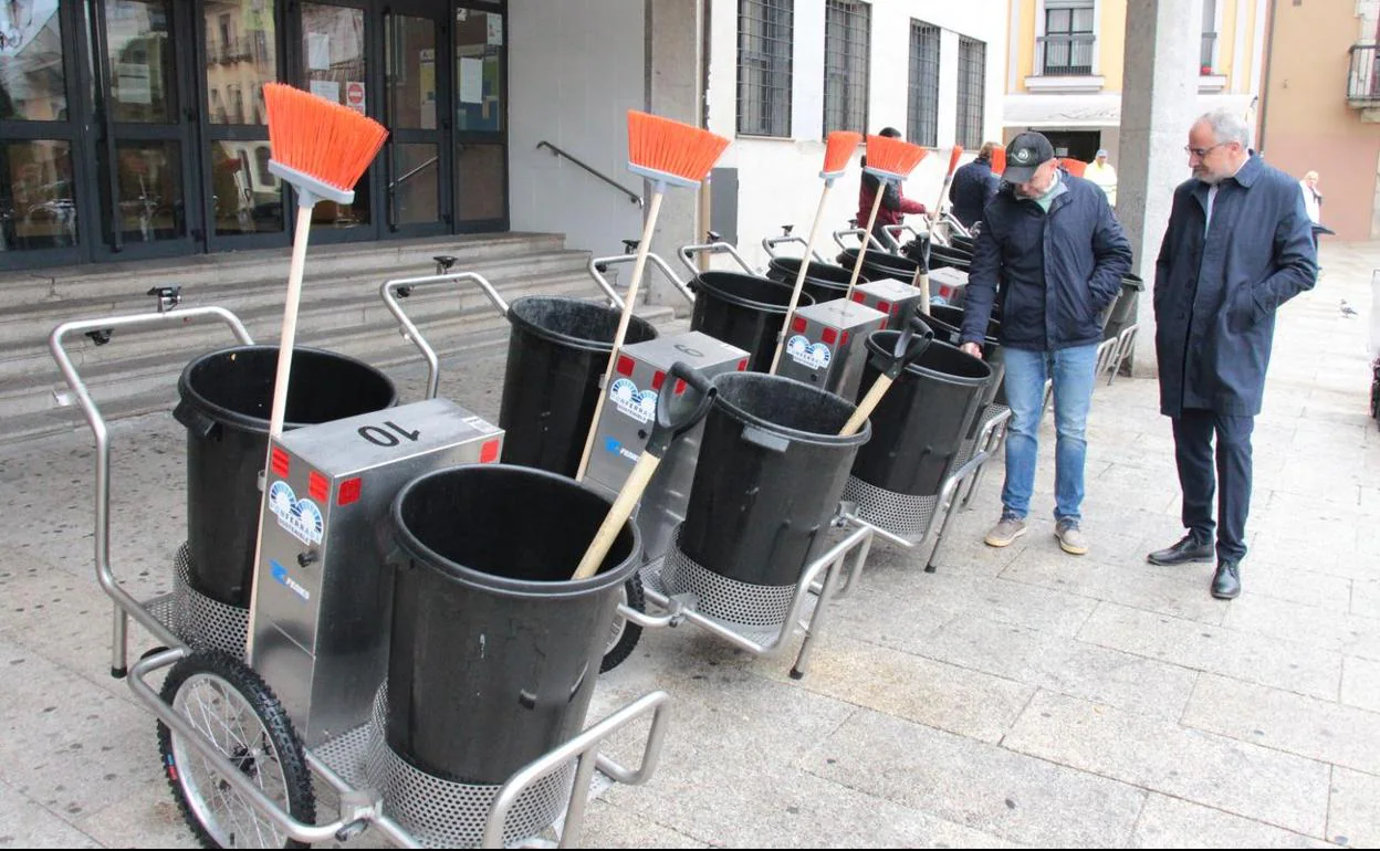 El alcalde de Ponferrada, Olegario Ramón, revisa los nuevos carritos eléctricos que se utilizarán en el servicio de recogida urbana de basura.